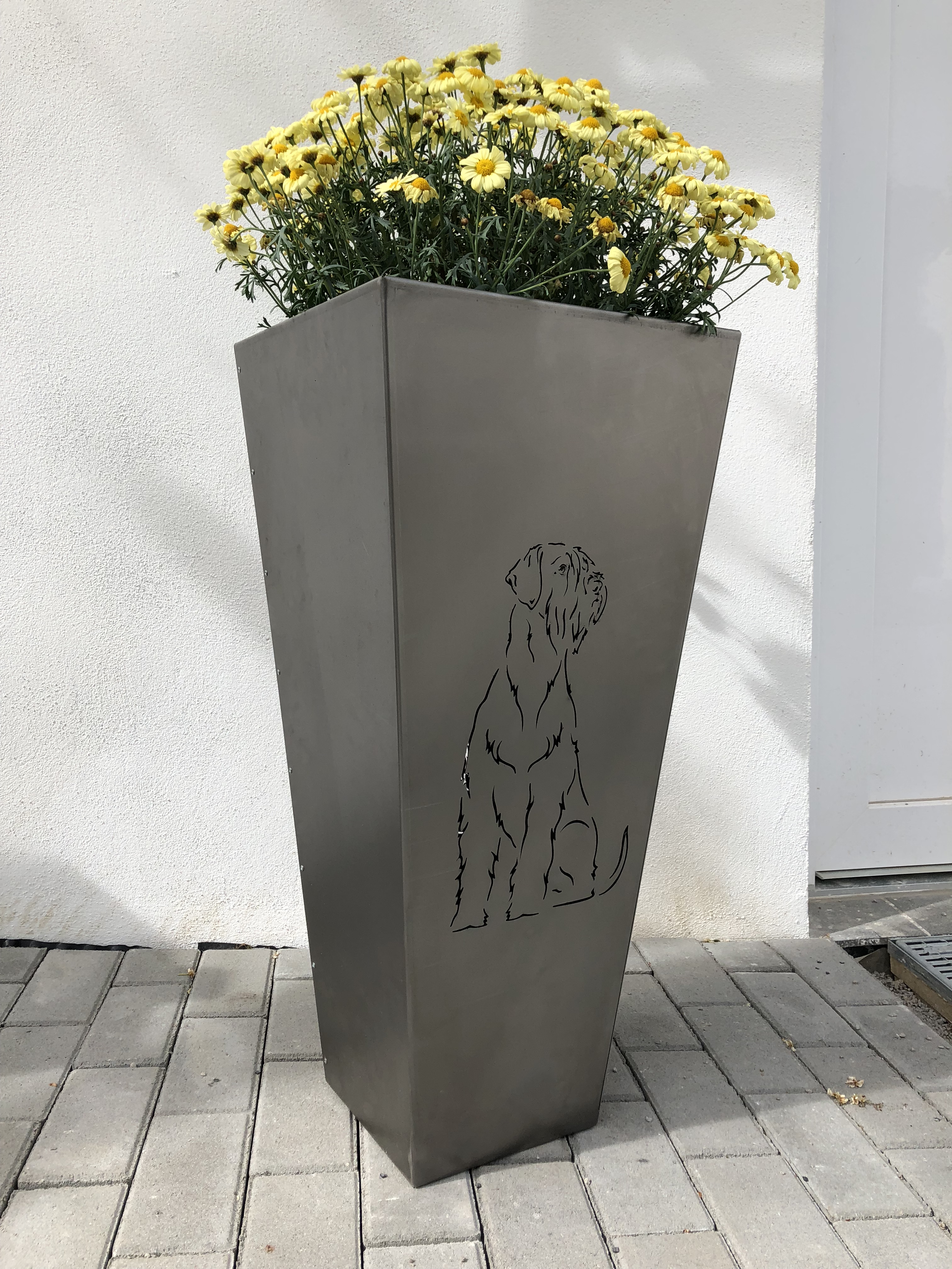 Blumenkübel Motiv Riesenschnauzer sitzend Edelstahl (rostet nicht) Höhe 75 cm