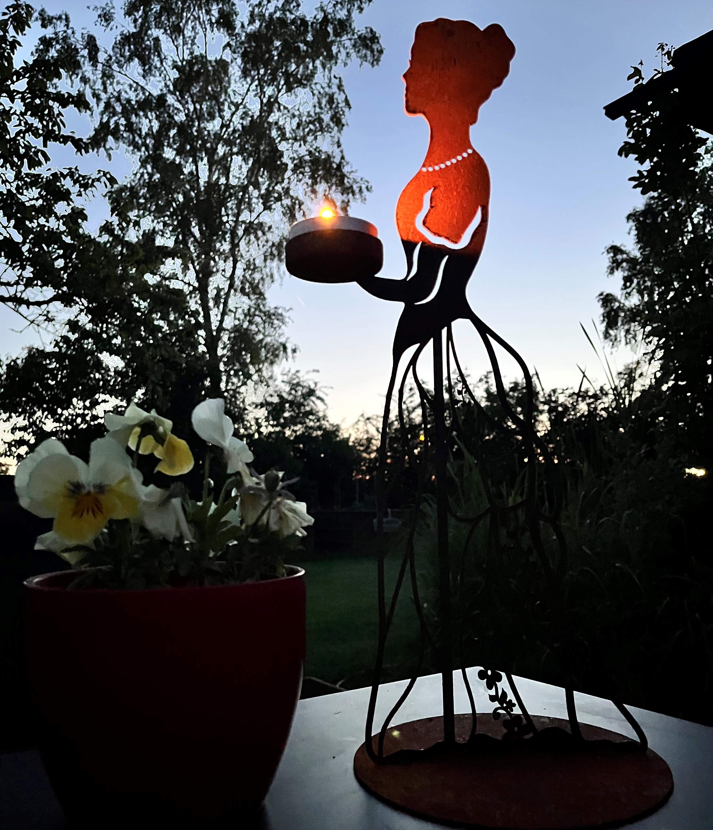 Blumenmädchen Rostfigur Höhe 50cm mit Kerzenhalter