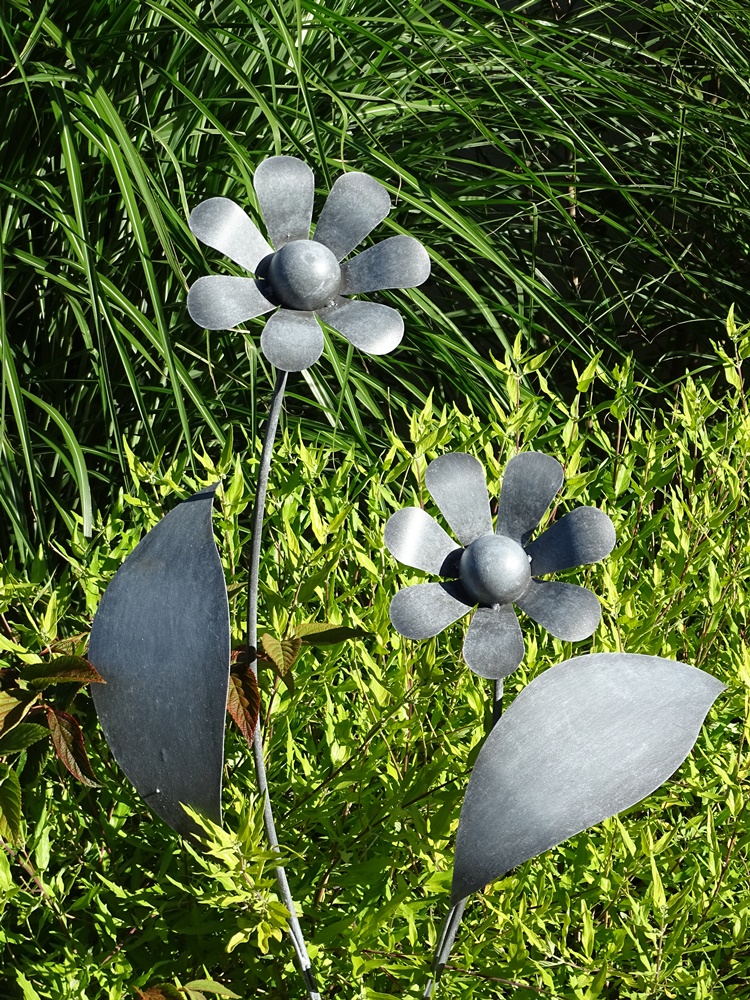 Gartenstecker Blume grau Pulverbeschichtung Margerite mit zwei Blüten Höhe 120 cm