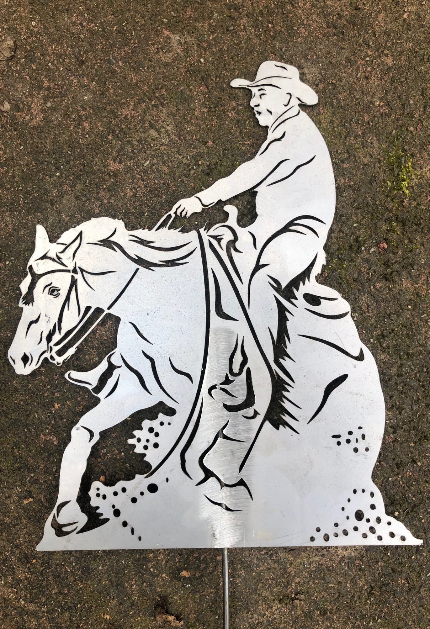 Rostfigur Westernreiter Reining Höhe 30 cm mit Spieß, Edelrost Pferd
