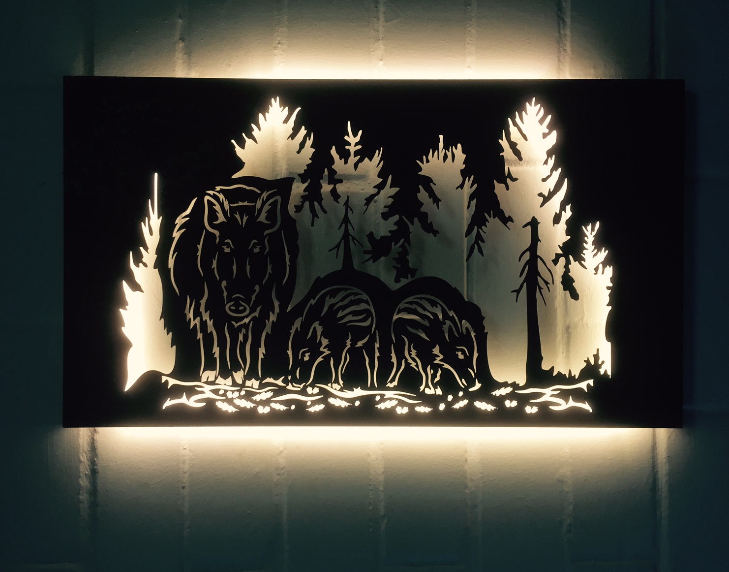 Rost- oder Edelstahl Wandbild (Lampe) Motiv Wildschweinrotte im Wald (ohne Beleuchtung) Wandbild 1000x600 mm Edelstahl (rostet nicht)